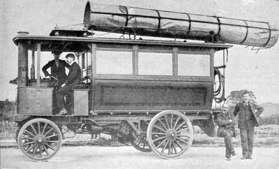 De auto van Mr. Marconi, uitgerust met een trechter voor het verzenden en ontvangen van draadloze telegrammen, illustratie uit The King, 25 mei 1901 door English Photographer